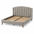 Lit double en tissu polyester gris avec tête de lit rembourrée et pieds en bois