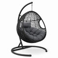 Fauteuil suspendu en résine tressée noire avec coussin polyester gris